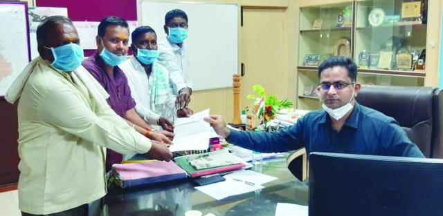 ಕ್ಷೇತ್ರ ದೇವರಗುಡ್ಡದ ದೇವಸ್ಥಾನ ಕಮಿಟಿಯಿಂದ ಸಿಎಂ ಪರಿಹಾರ ನಿಧಿಗೆ 2 ಲಕ್ಷ ಚೆಕ್ ಸಮರ್ಪಣೆ